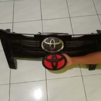emblem logo grill depan  toyota fortuner