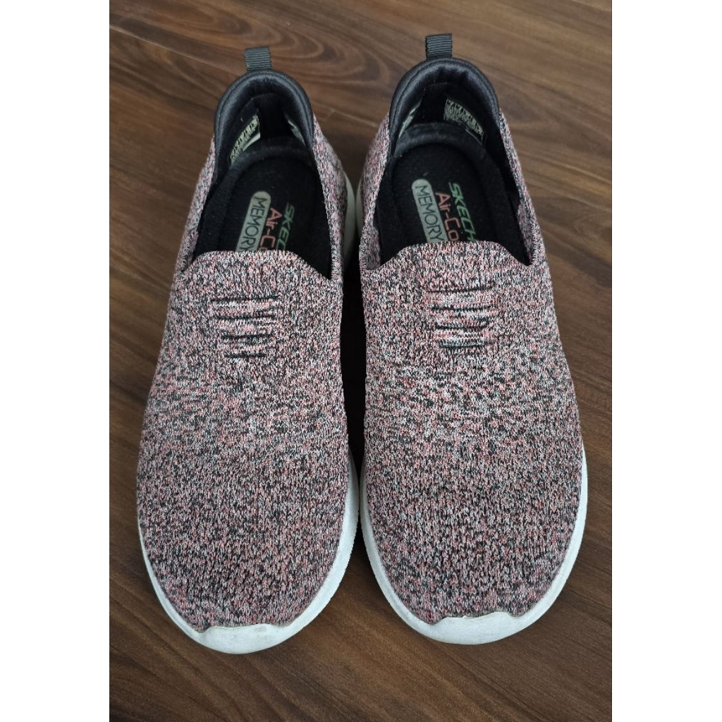 PRELOVED sepatu kets/sneakers wanita merk SKECHERS