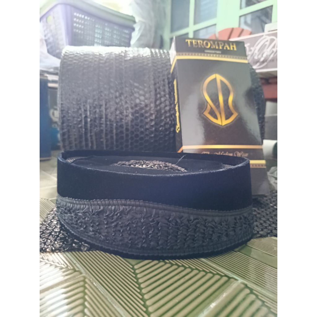 Songkok Hitam Bordir Kharisma merk Terompah (Cak Lontong) Peci hitam Bordir motif Kharisma