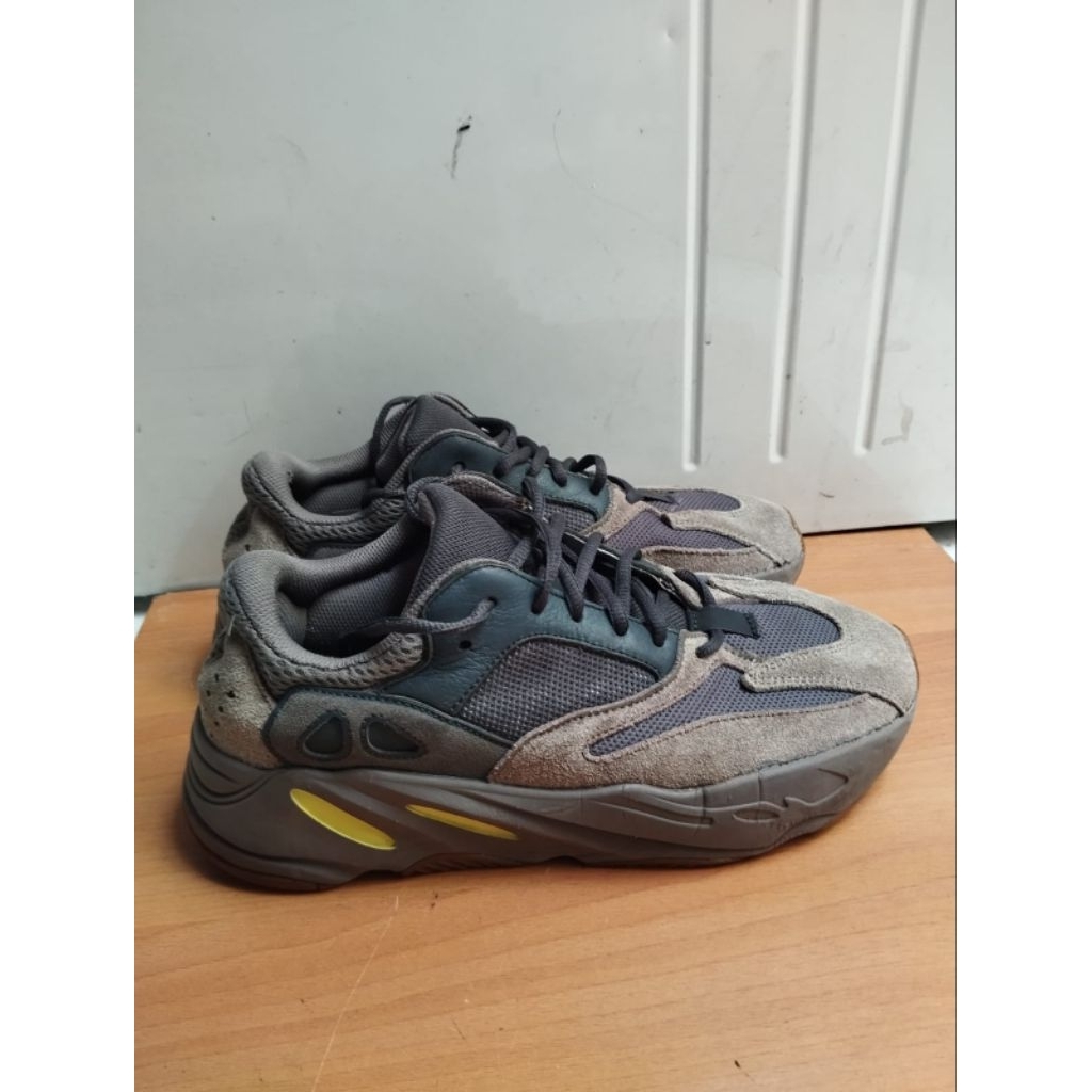 Sepatu Running Sneakers Adidas Yeezy 700 Size 43 Second