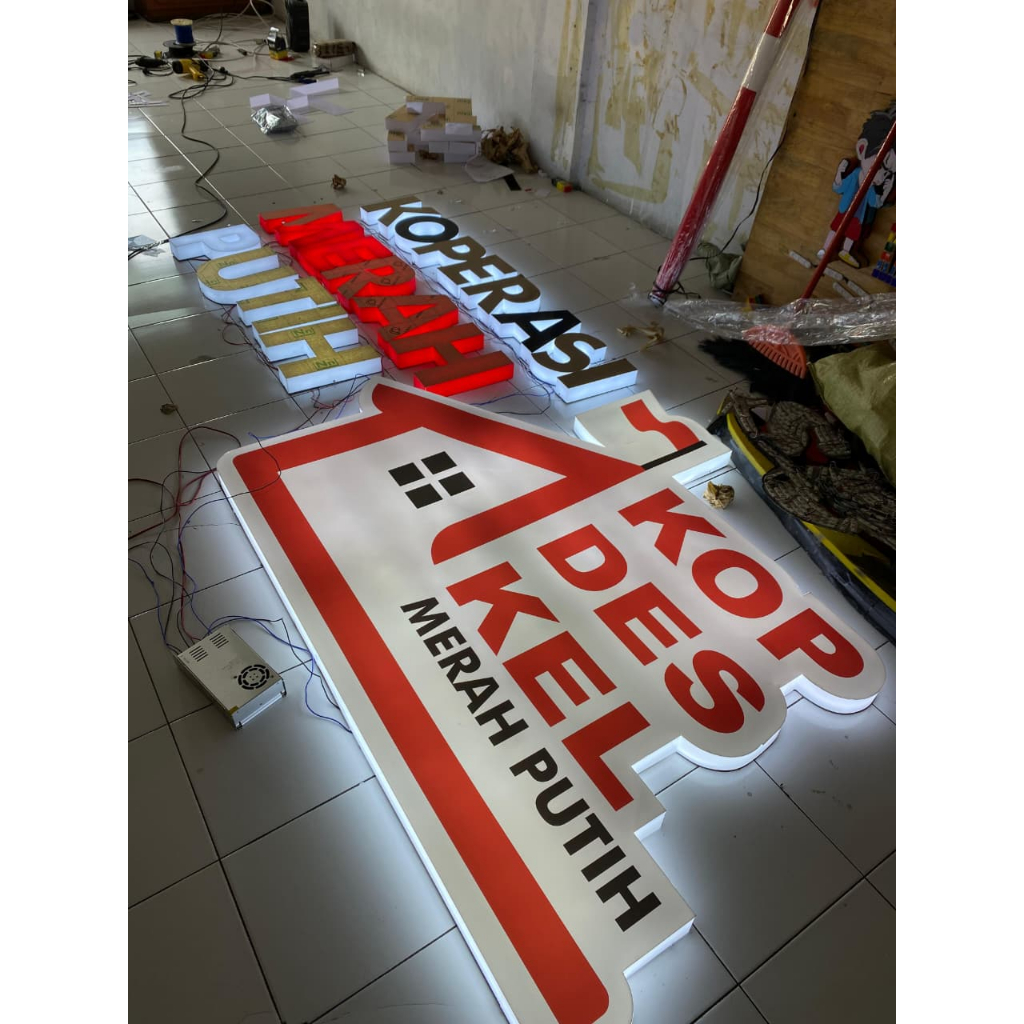 Huruf timbul akrilik lampu