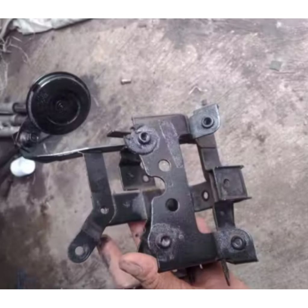 Dudukan Tameng Dudukan aki Honda Vario 110 Karbu Original Copotan