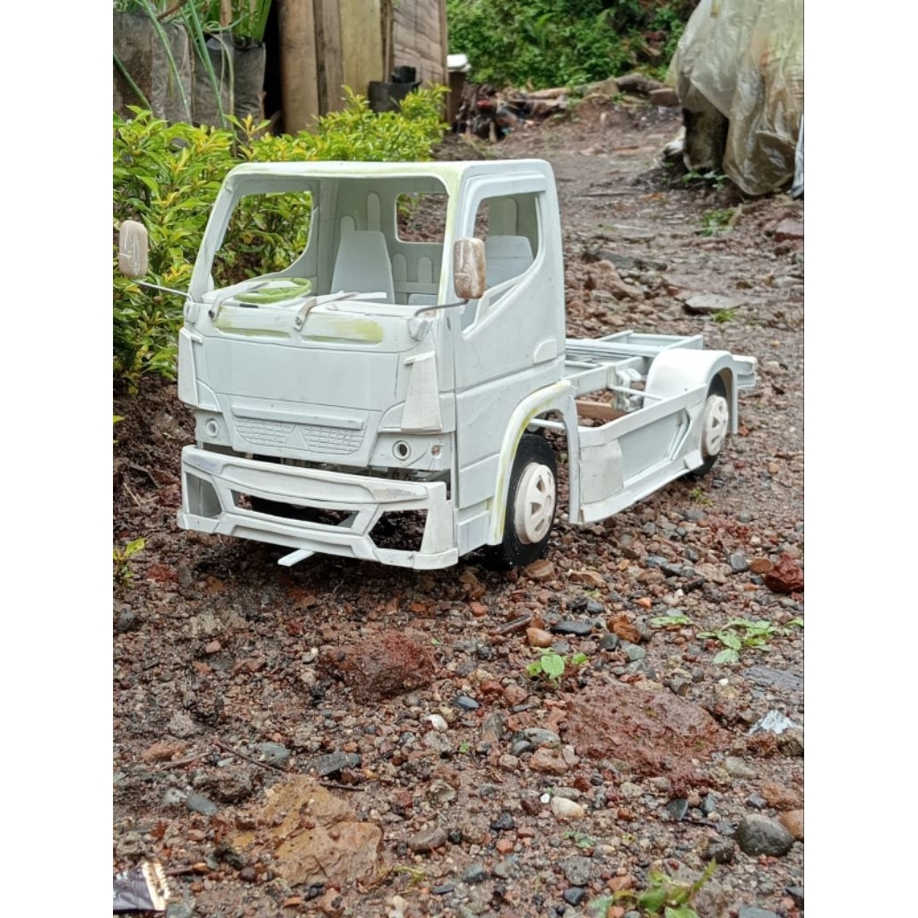 Miniatur truk oleng sekala  12 ful PVC