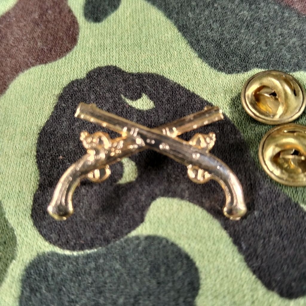 pin silang senjata pin silang pistol flintlock pin pistol voc belanda lencana polisi militer pin ten