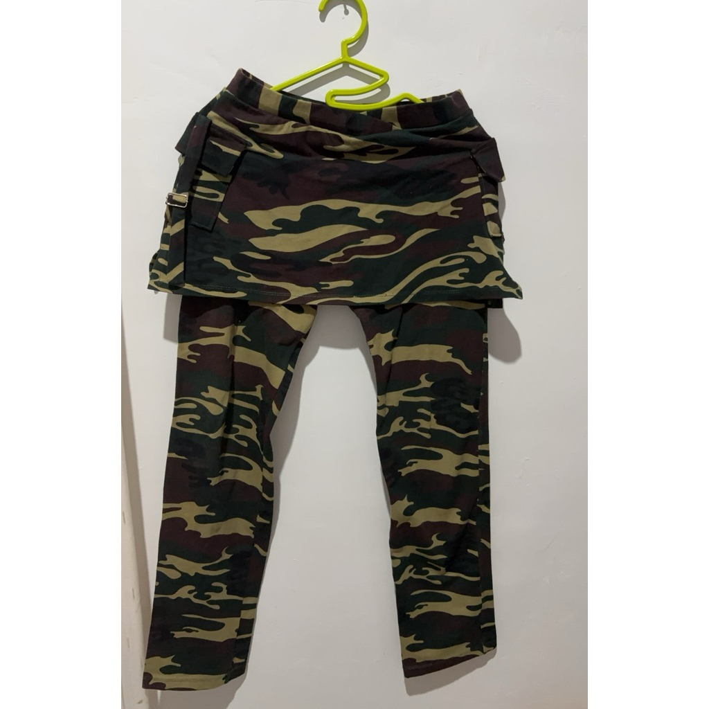 PRELOVED - CELANA SENAM LORENG