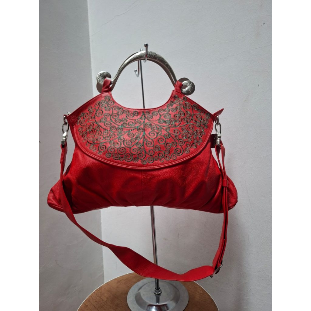Bampo, sling-hand bag kulit asli merah, unik ornamen