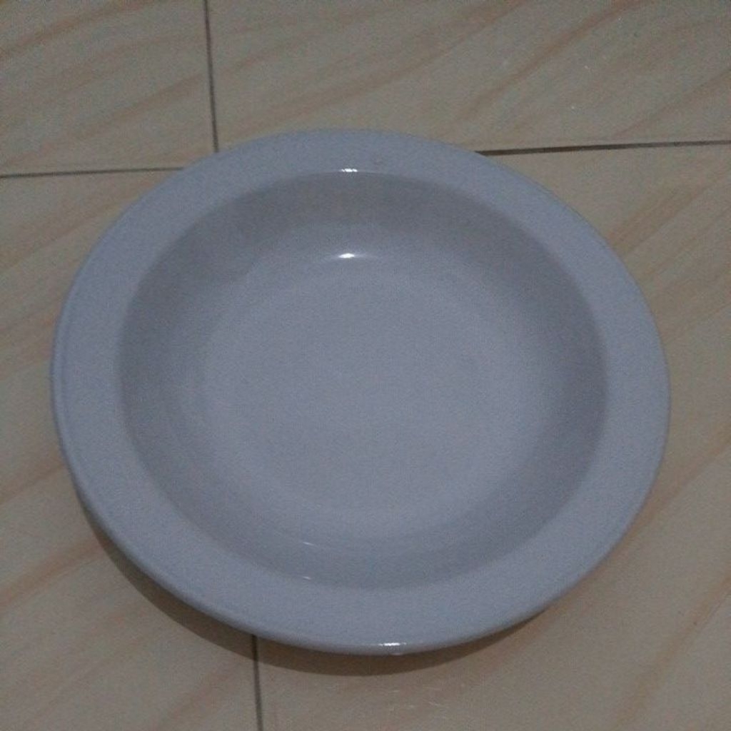 Piring keramik RIJEK warna putih polos diameter 24cm.