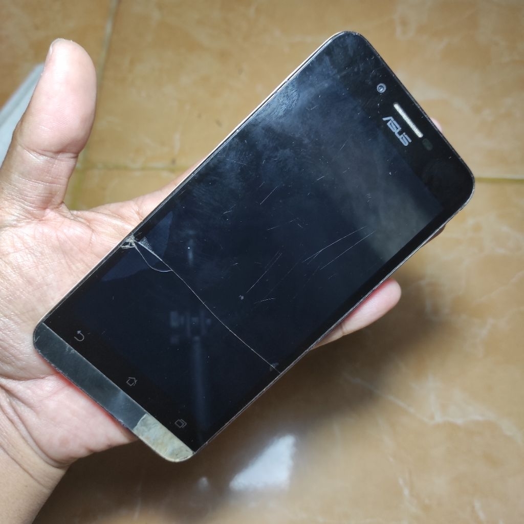 hp asus model ASUS _Z00VD bekas off rusak buat pajangan ( baca diskripsi)