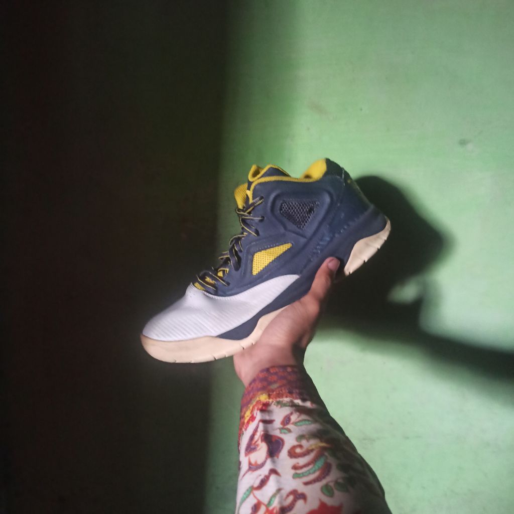sepatu basket second anta size 44