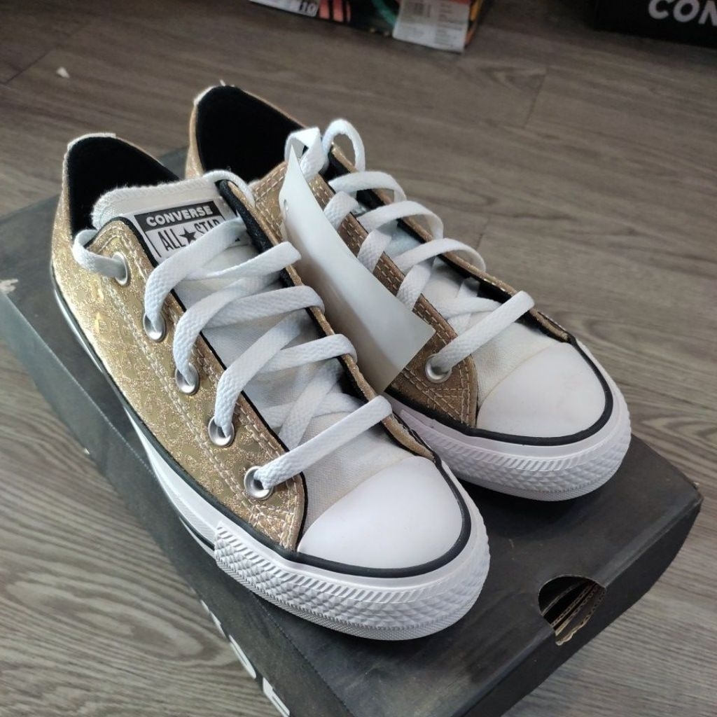 Sepatu C0n 572041C