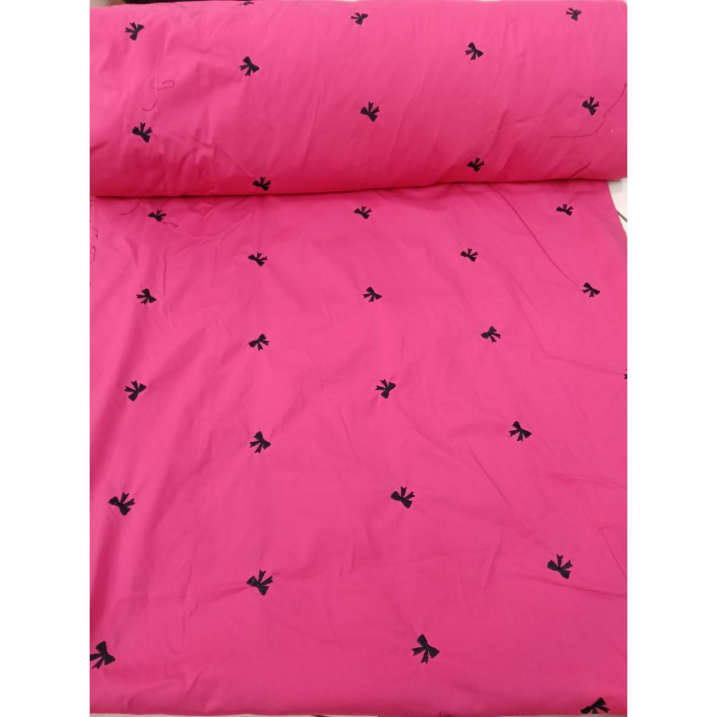 KAIN KATUN BORDIR MOTIF PITA HITAM WARNA DASAR MAGENTA/MERAH FANTA