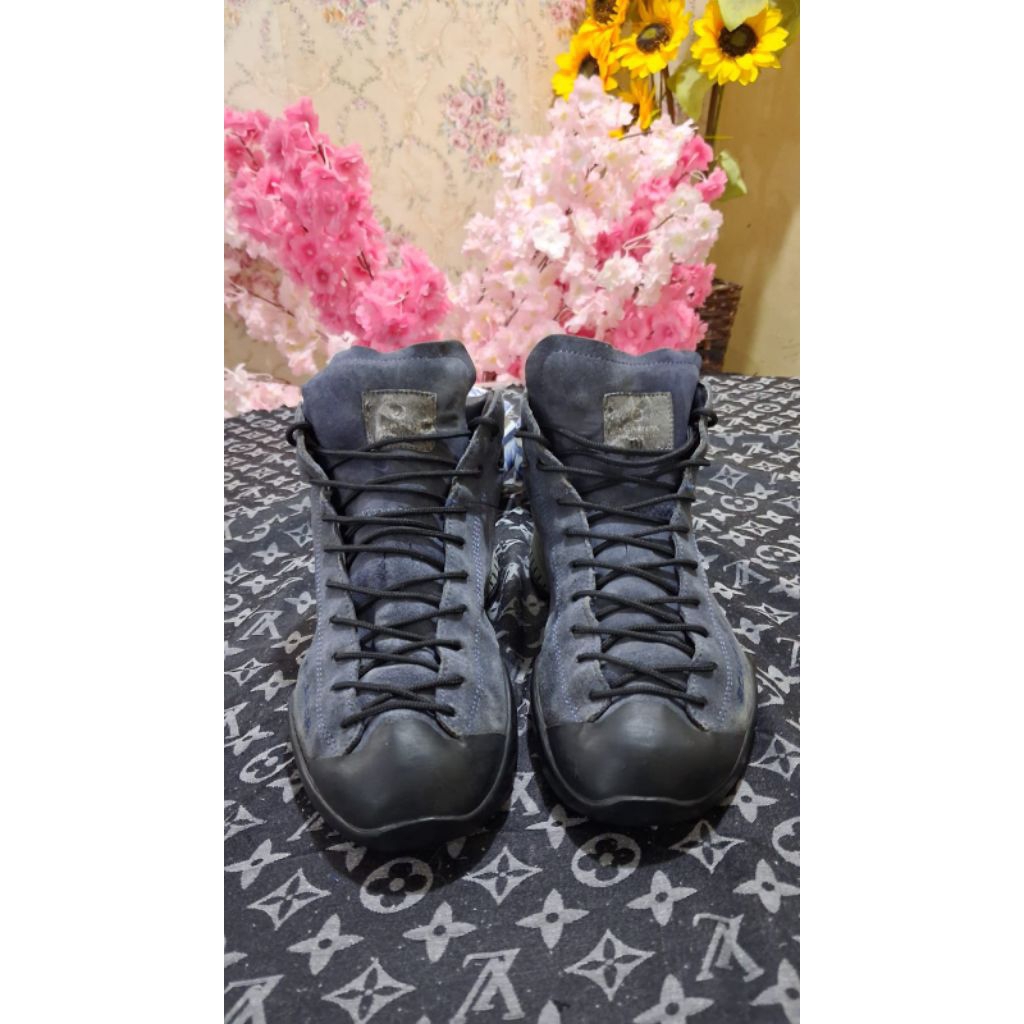 Sepatu outdoor Scarpa mojito