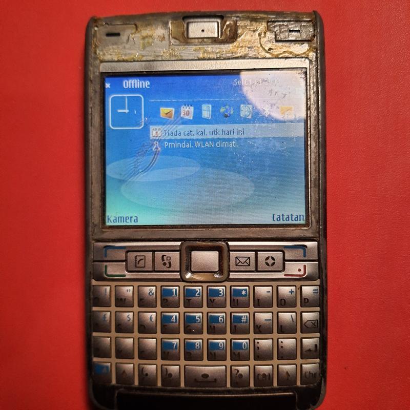 Handphone Nokia E61i minus