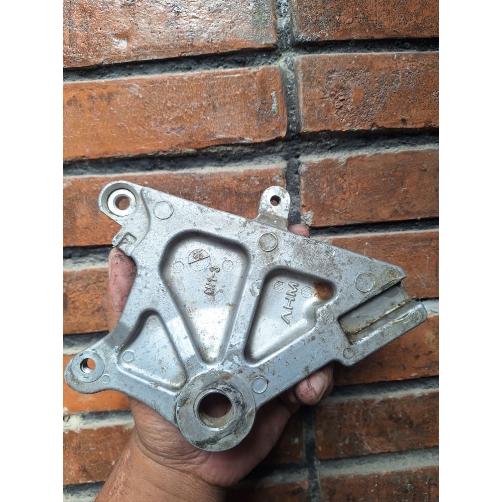 braket kaliper belakang honda tiger revo original / dudukan kaliper belakang tiger revo / tirev
