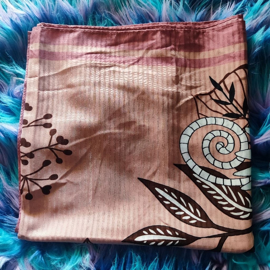 Hijab segiempat dusty pink kain lembut