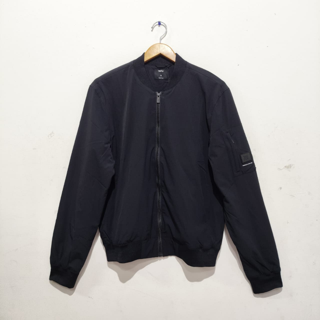 TRIPL3 Jaket Bomber Parasut Pria Hitam Lengan Panjang JKPRS53508BLK