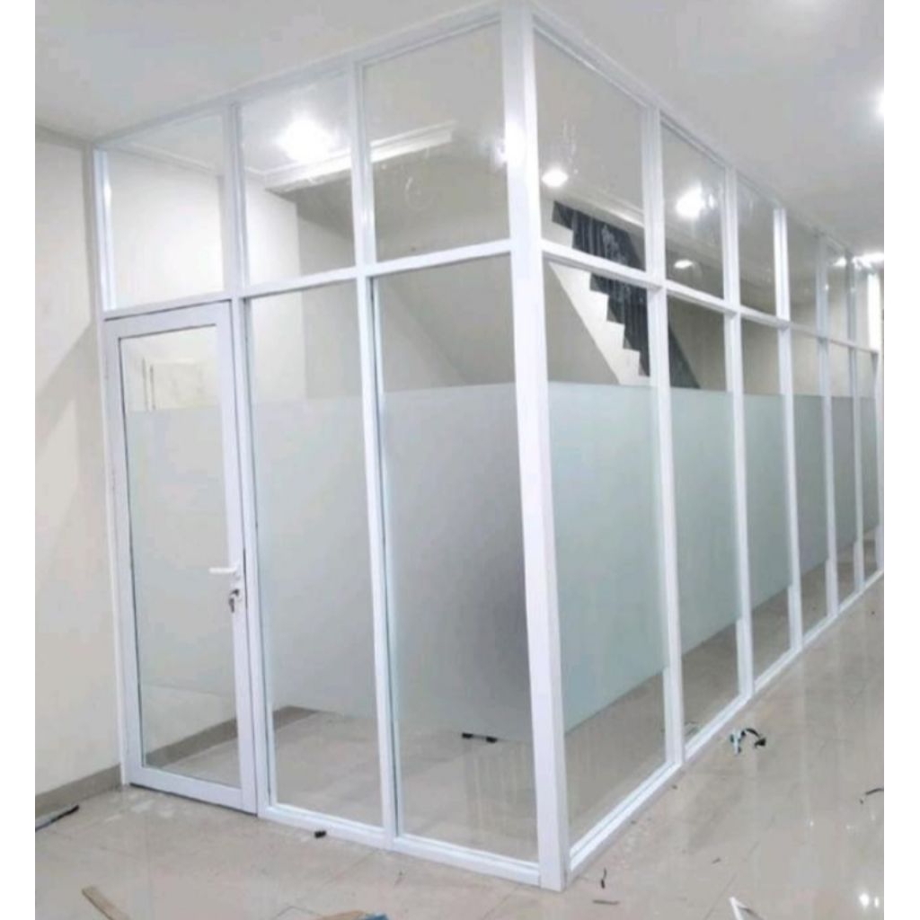 Partisi kaca ruangan kantor