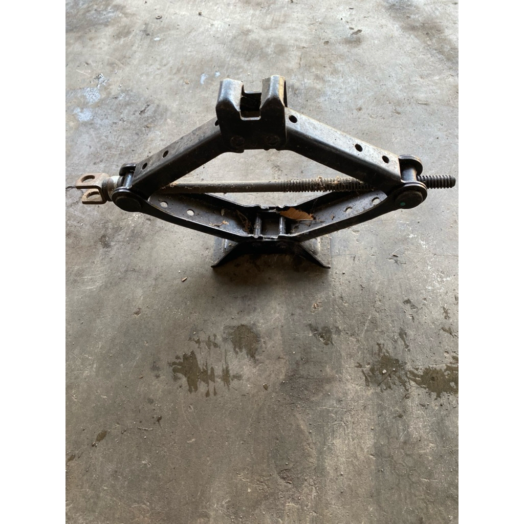 dongkrak jembatan bawaan mobil original copotan