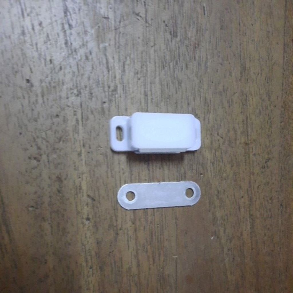 Magnet pintu kayu kecil