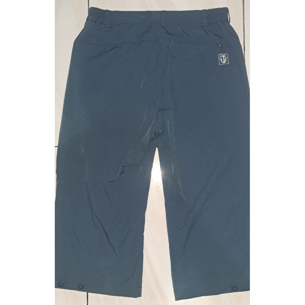 Celana pendek Black Yak