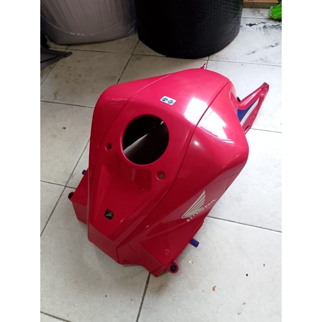 Cover Tangki CBR 150R K45R - Cover Fuel Tank CBR 150R K45R Original