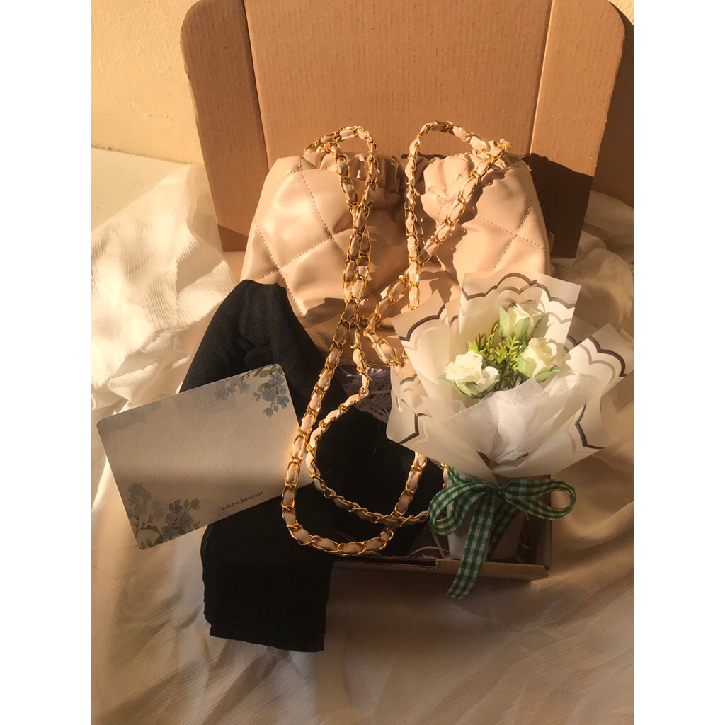 [ Hampers Lengkap Cewe ] Hijab ~ Tas ~ Bunga / Gift birthday kado wisuda