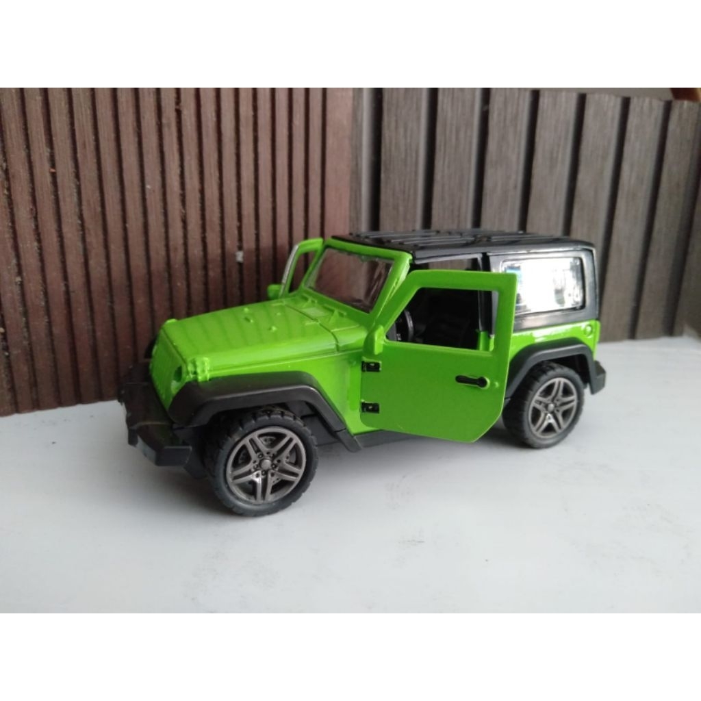 Koleksi miniatur mobil jeep hijau Besi