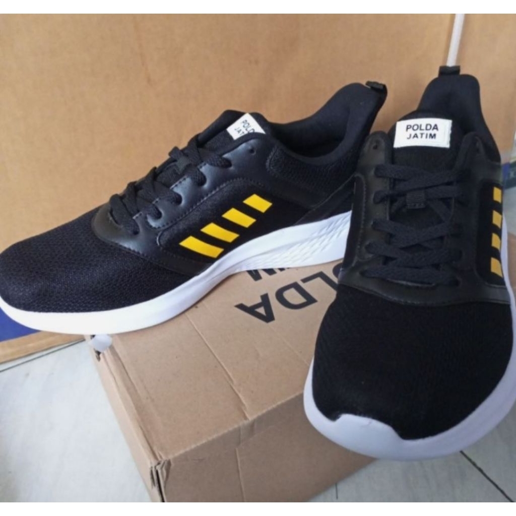 Sepatu olahraga jatah Polri