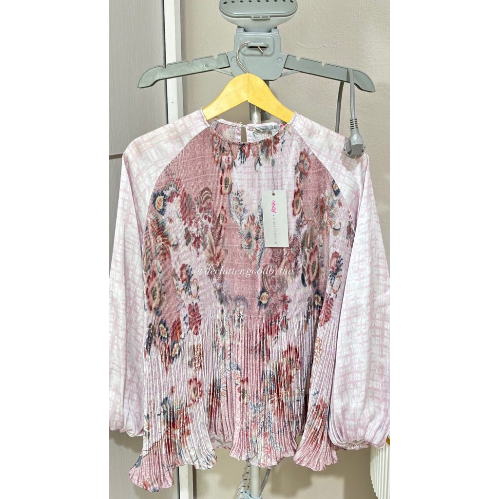 [NEW] Benang Jarum Festive Finesse Pleated Blouse-Size M