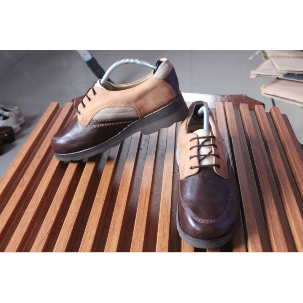 Sepatu lace up keren moctoe vibram coklat. upper kulit asli.  outsole vibram Gumlite. size  43 insol