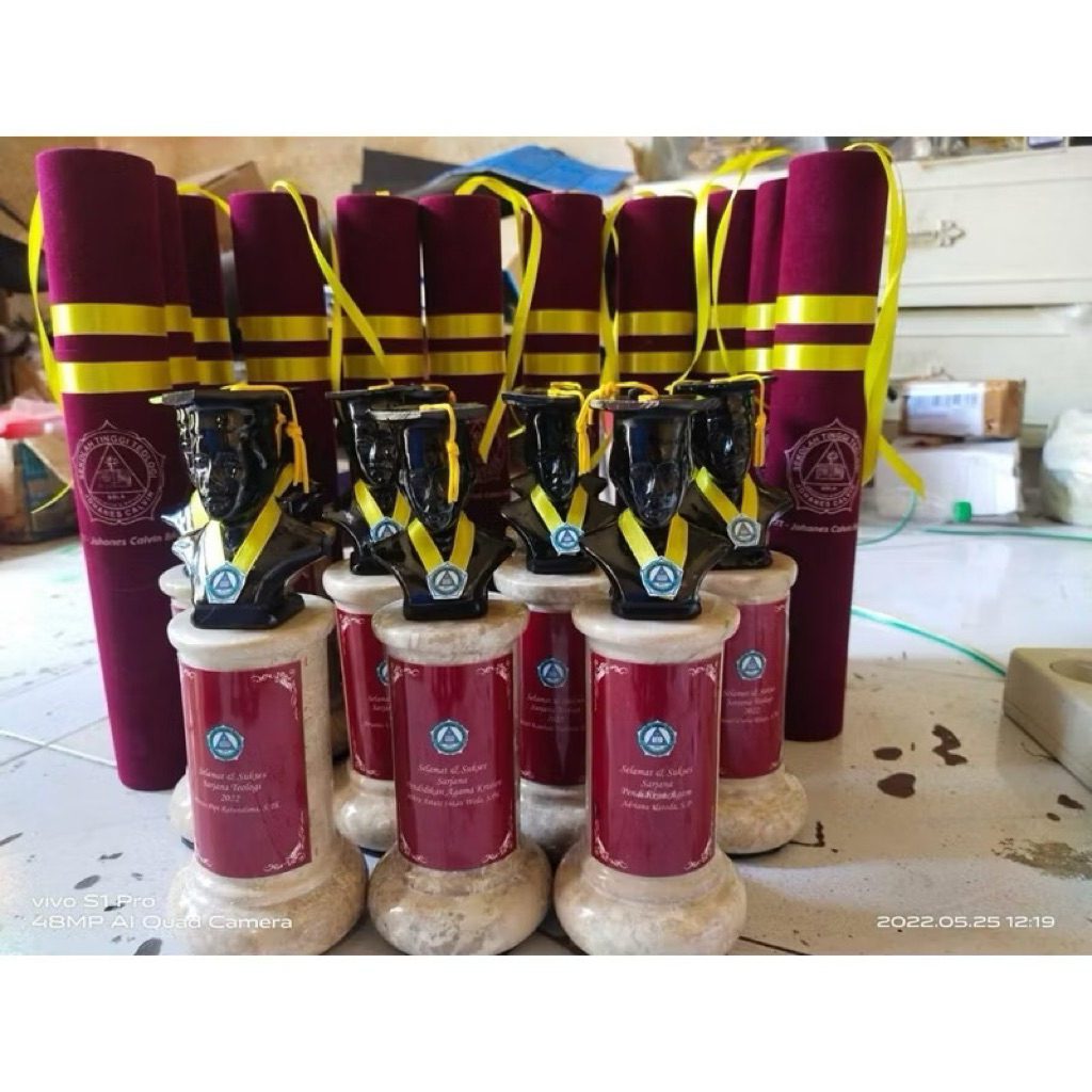 Patung wisuda marmer bulat