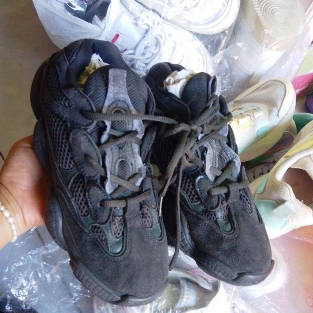 sepatu Adidas bekas mantan