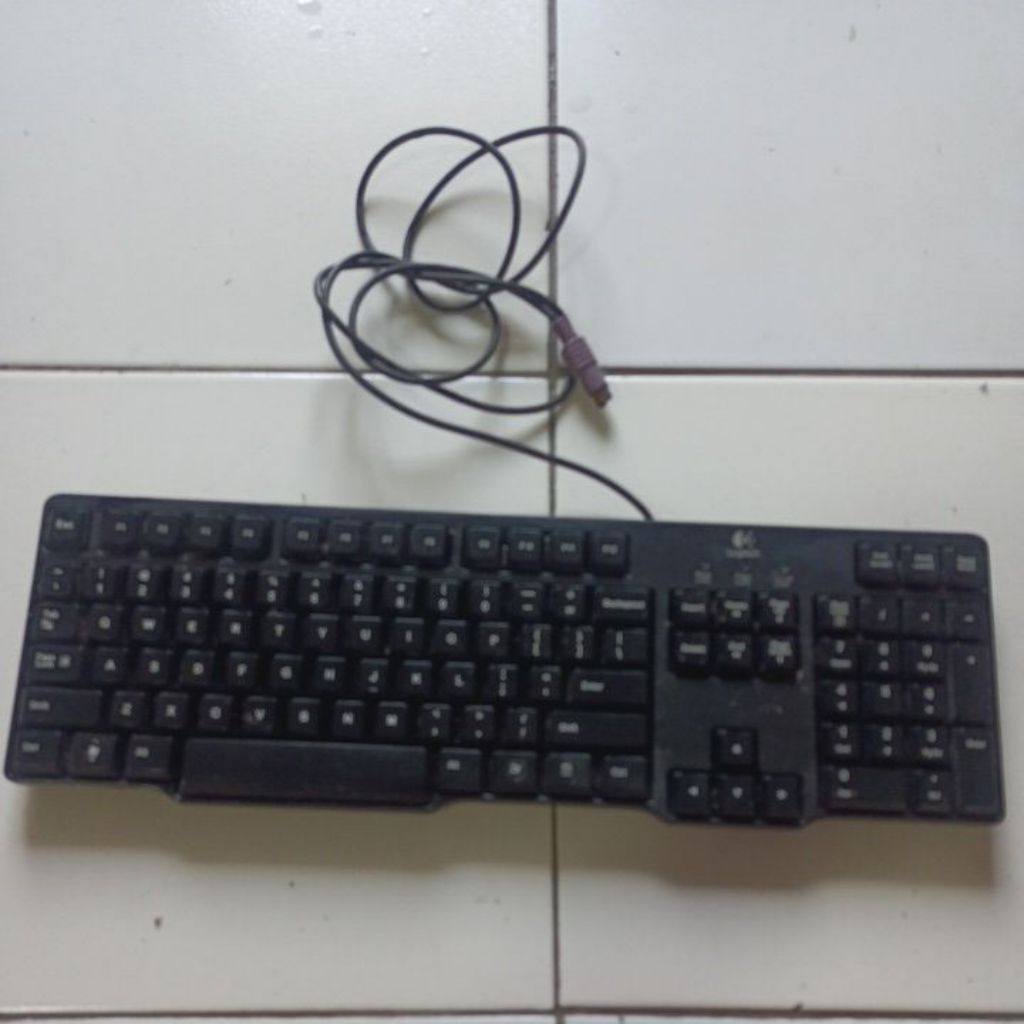 Keyboard Logitech PS2 rusak