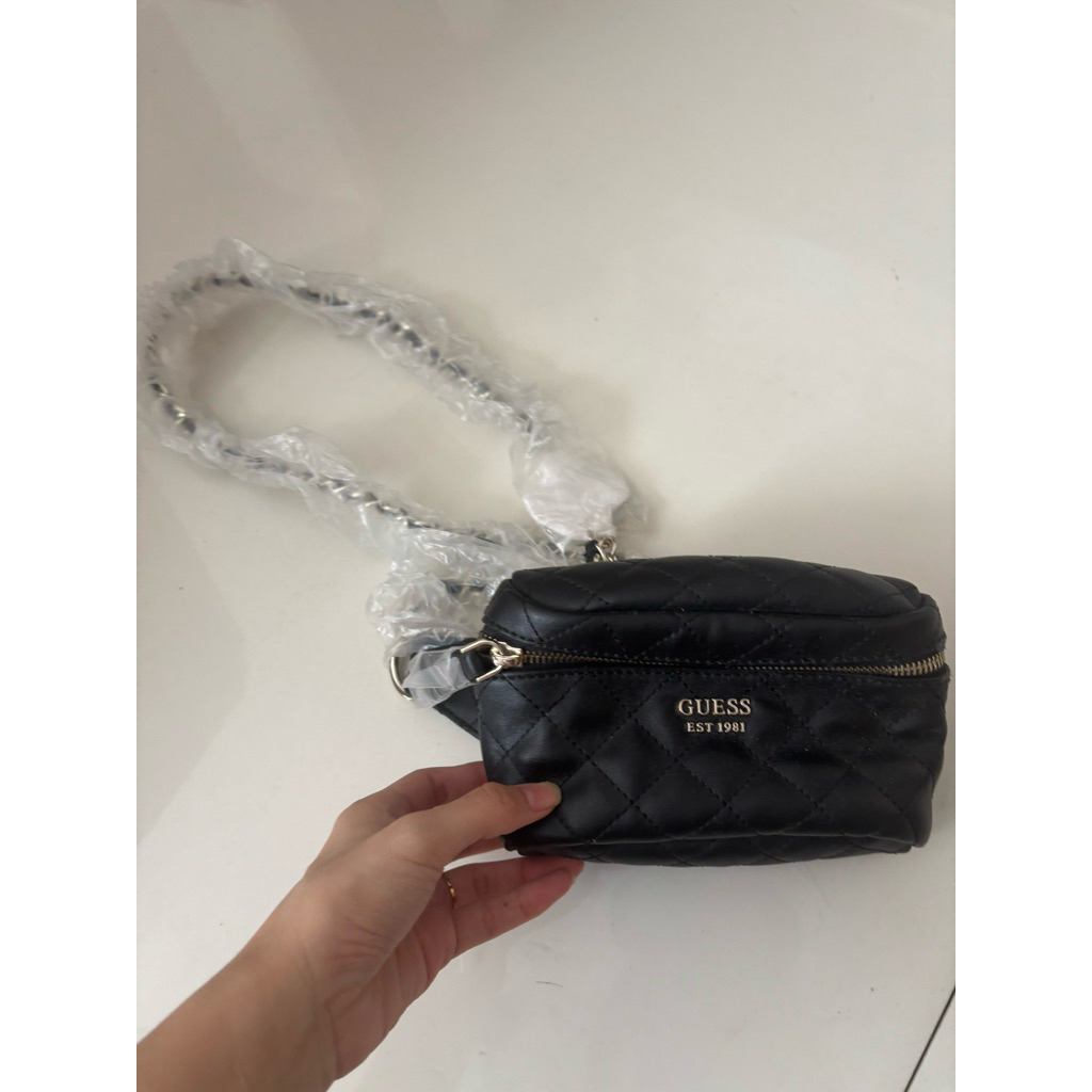 GUESS Tas Slempang Hitam Rantai