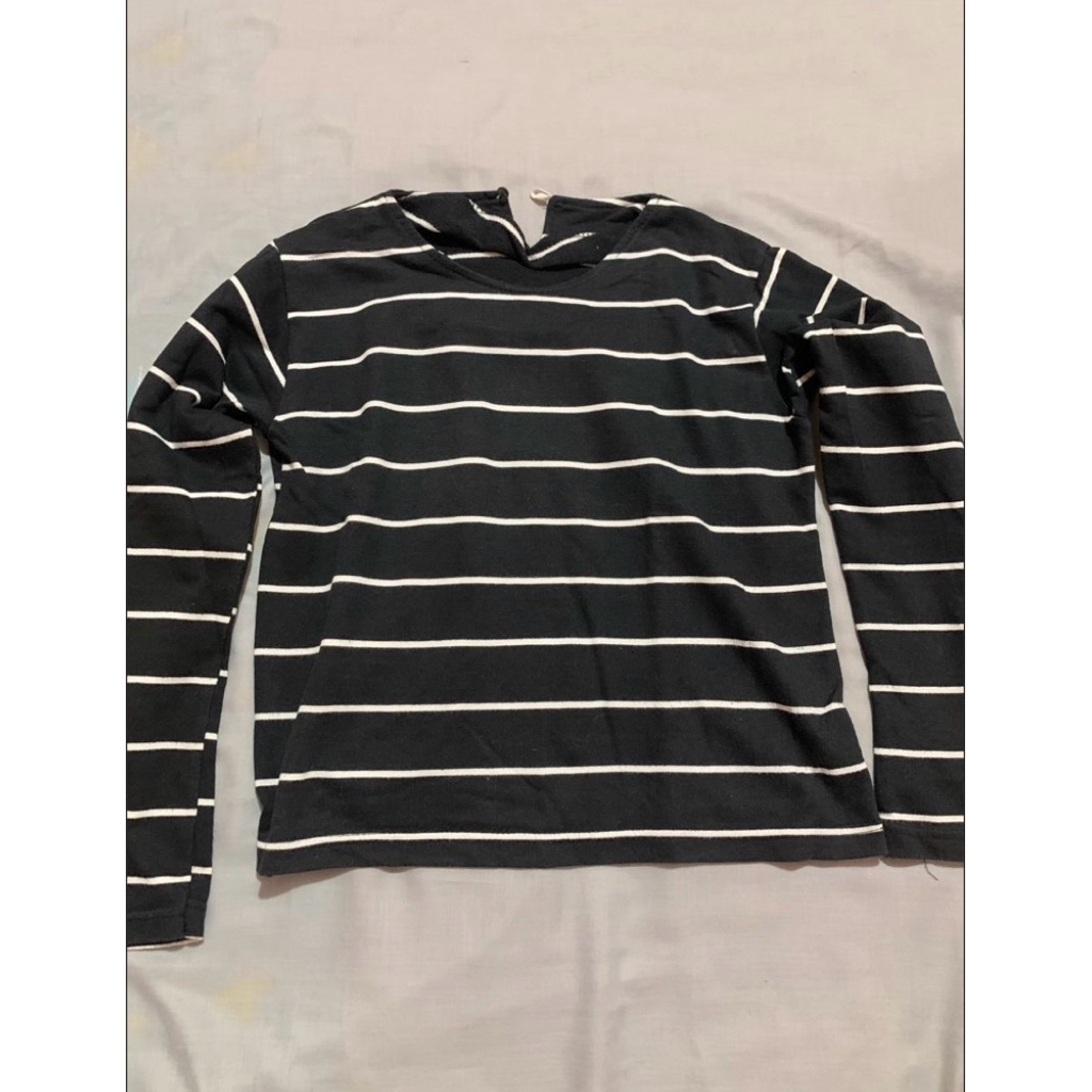 sweater hitam garis putih