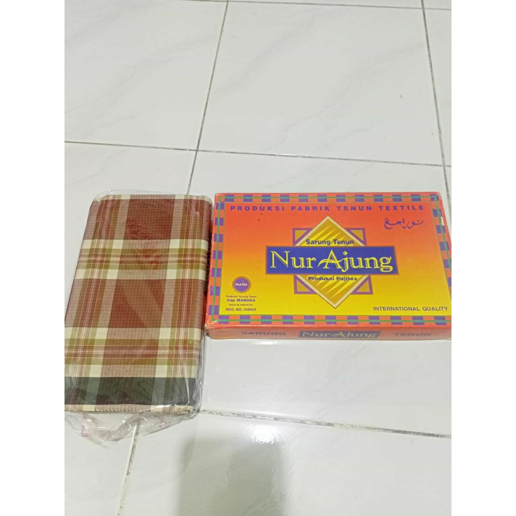 Kain sarung tenun Nur Ajung