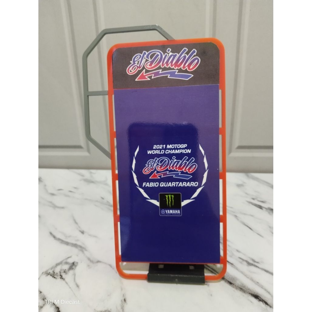 Miniatur pit board fabio quartararo world champion motogp 2021 skala 1:12