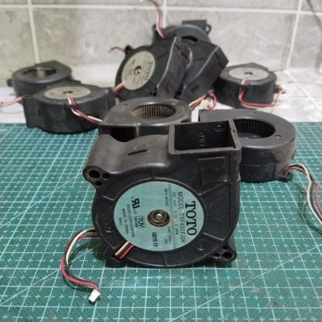 fan blower toto 12Vdc - 0,33A - 3,96w /fan proyektor 3pin