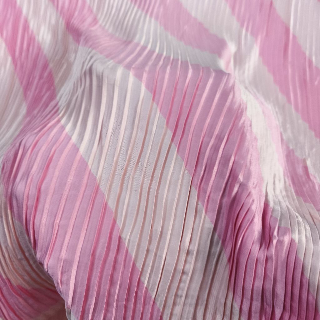 Kain Satin Plisket Motif Salur Pink – Bahan Jatuh, Lembut, Adem, Elegan untuk Gamis, Dress, Blouse, 