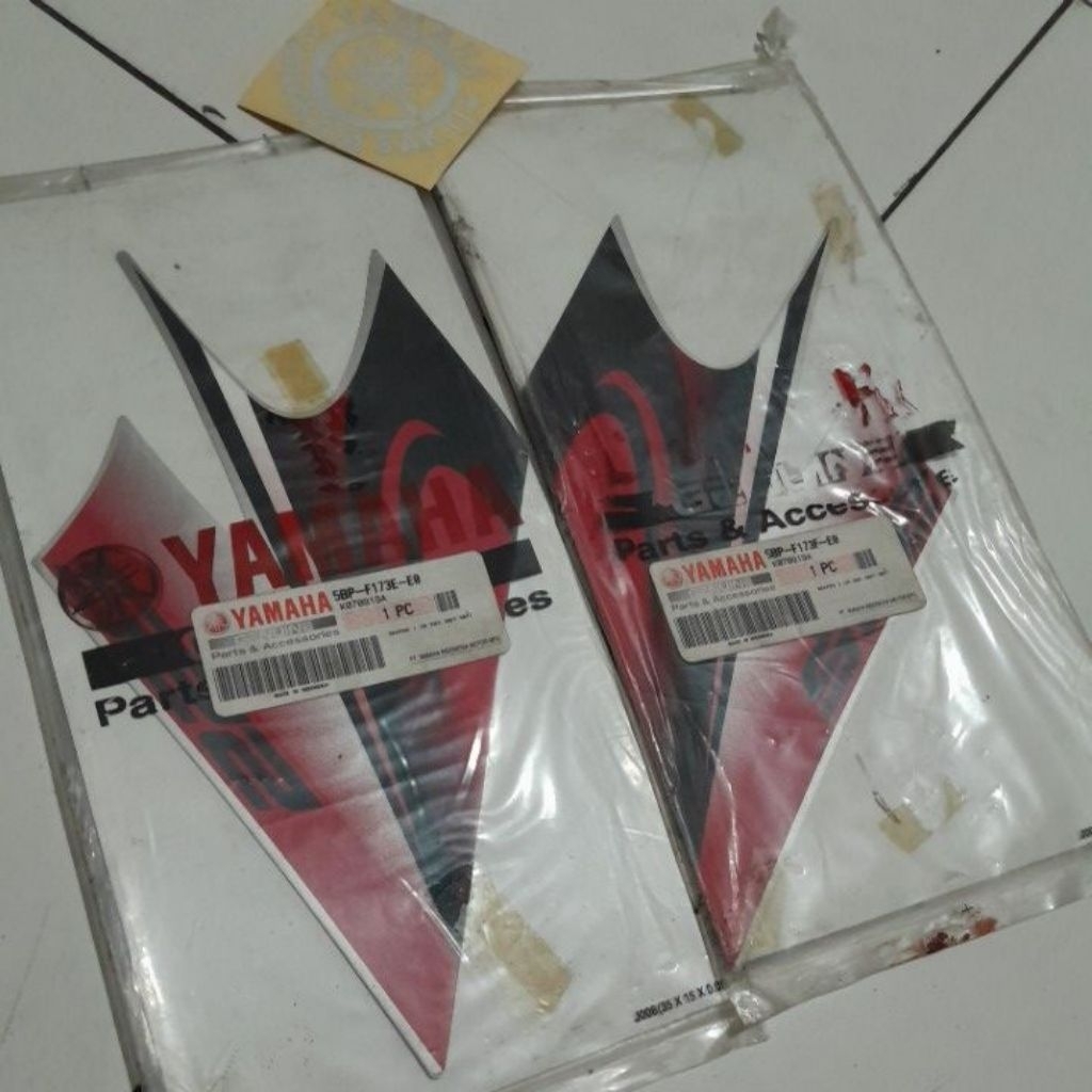 Grafik/Striping/Lis/Stiker no 18+20 kanan kiri seperti gambar untuk Scorpio 2008 5BP-F173E-E0 5BP-F1