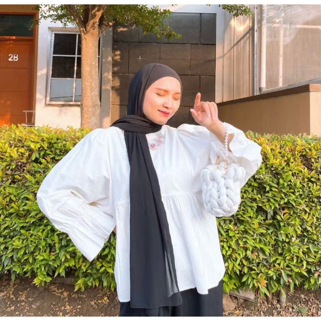 blouse putih lengan balon