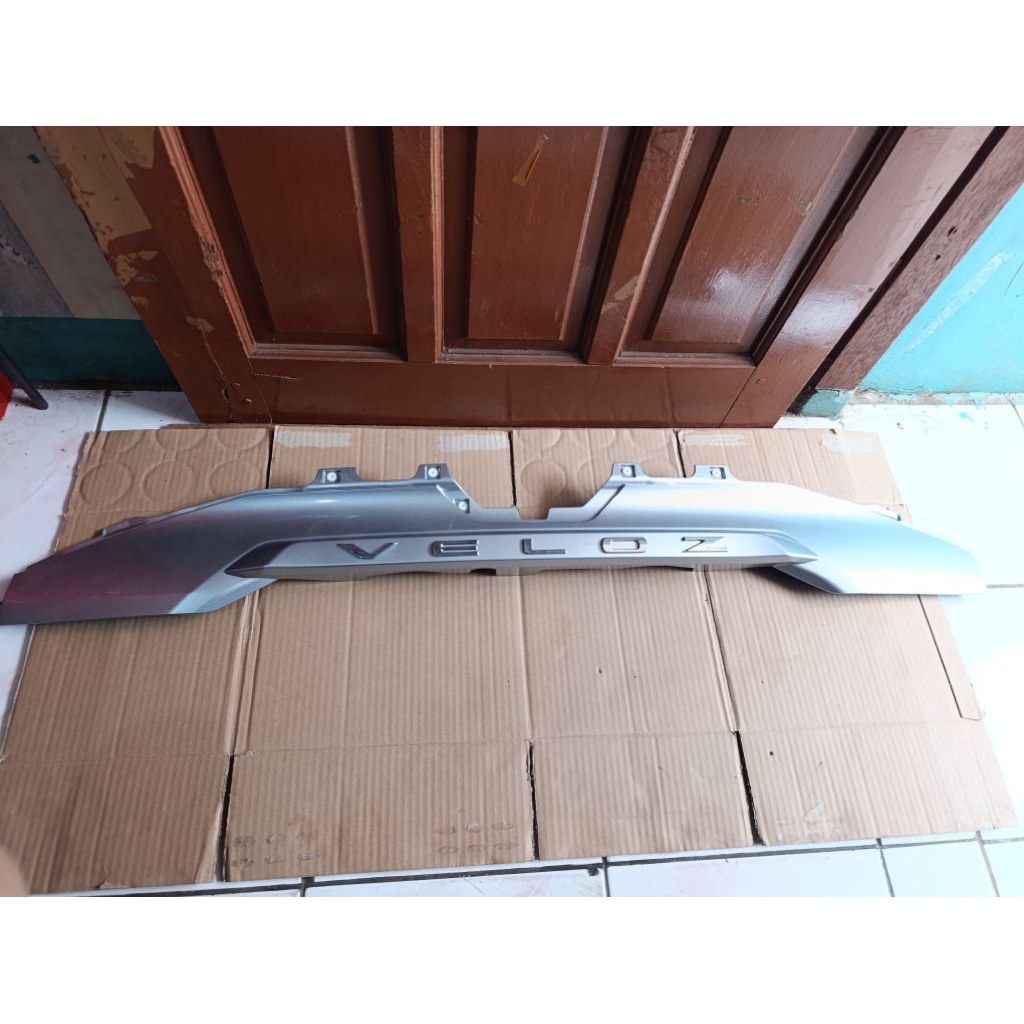 Trunklid Tranglit bagasi blakang Avanza veloz original