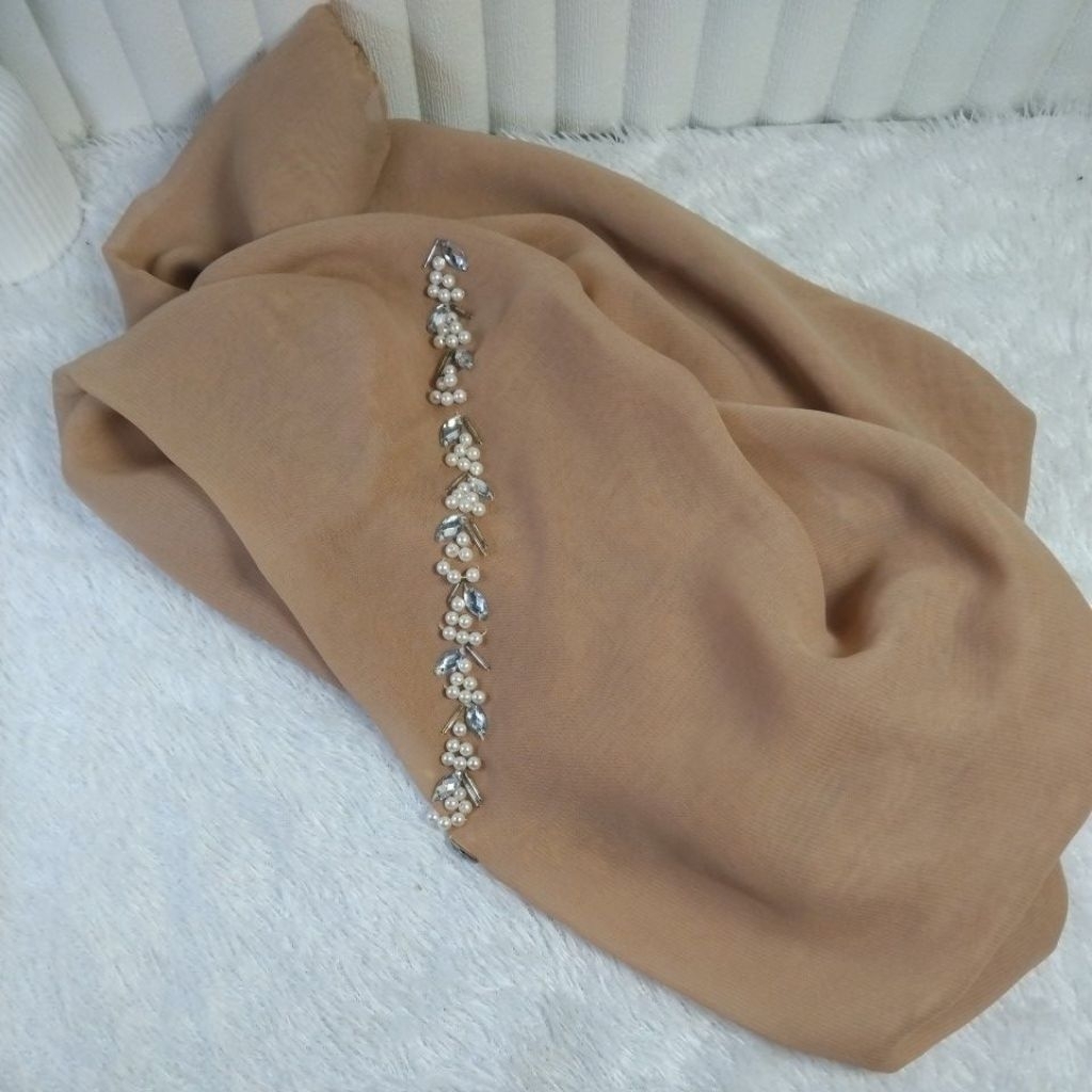 [PRELOVED] HIJAB SEGIEMPAT BELLA SQUARE PAYET MUTIARA