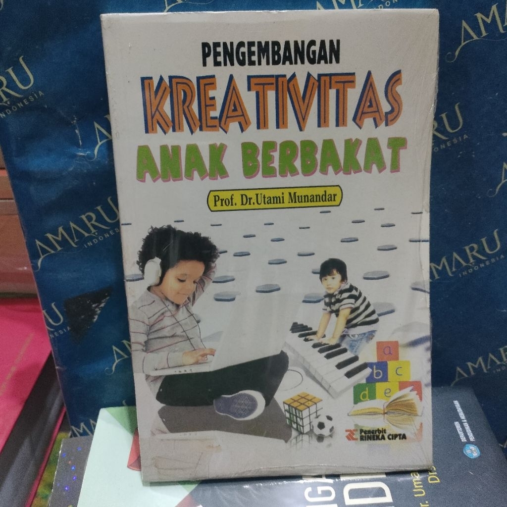 BUKU PENGEMBANGAN KREATIVITAS ANAK BERBAKAT PROF DR UTAMI MUNANDAR
