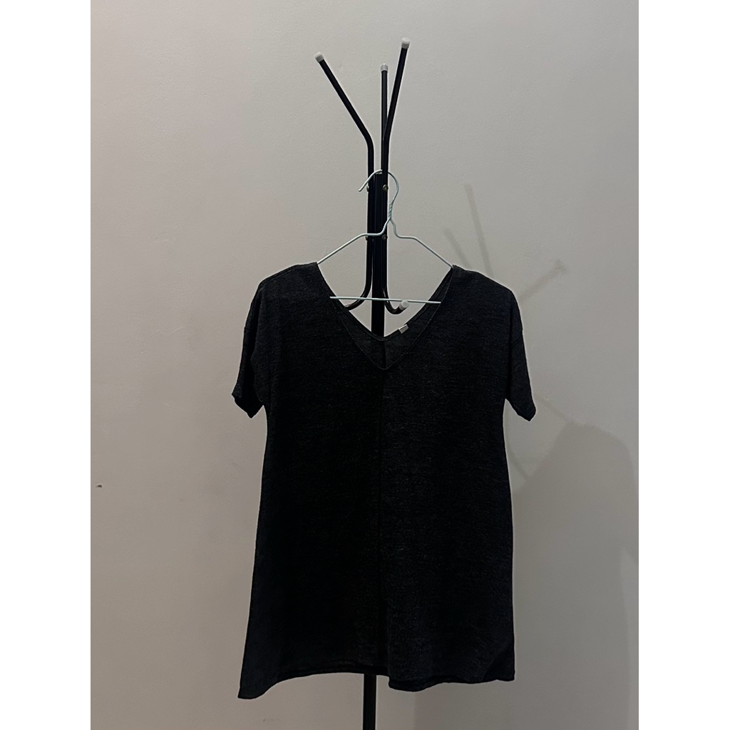 [Preloved] Kaos Blouse Vneck Uniqlo Top