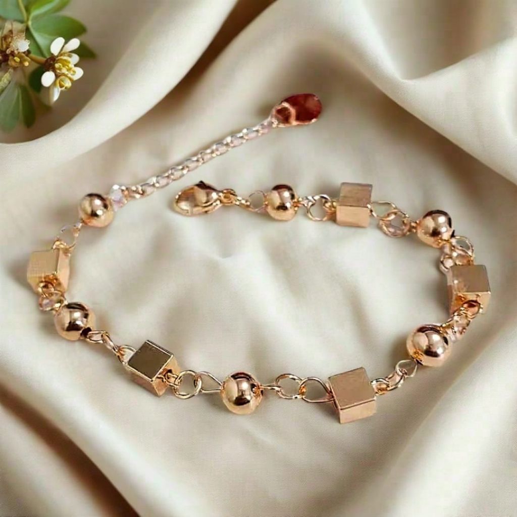 Gelang rantai tangan kotak kecil warna emas dewasa.