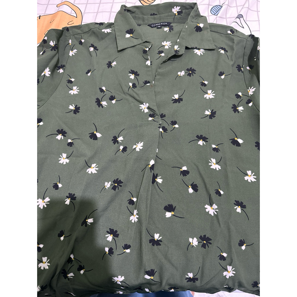 Preloved Blouse Wanita / Kemeja Wanita Army Motif Bunga Cantik