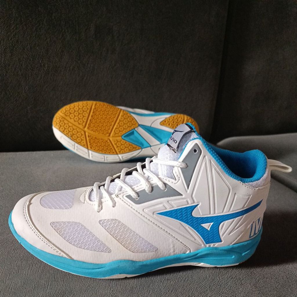 sepatu voli Mizuno wave momentum 2 ukuran cewek putih tosca vietman super quality