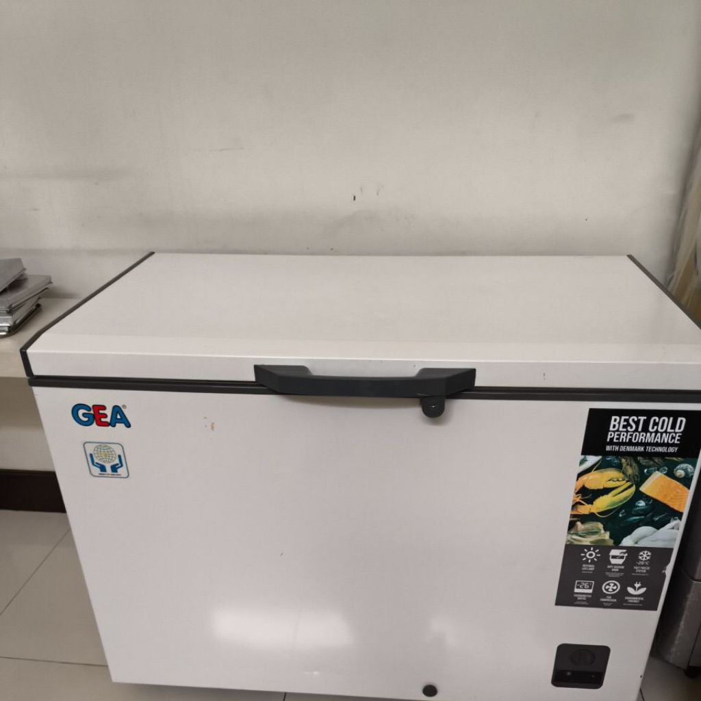 GEA chest freezer AB 336  bekas preloved kondisi masih bagus khusus SBY