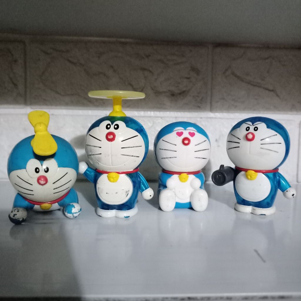 mainan mcd figur doraemon